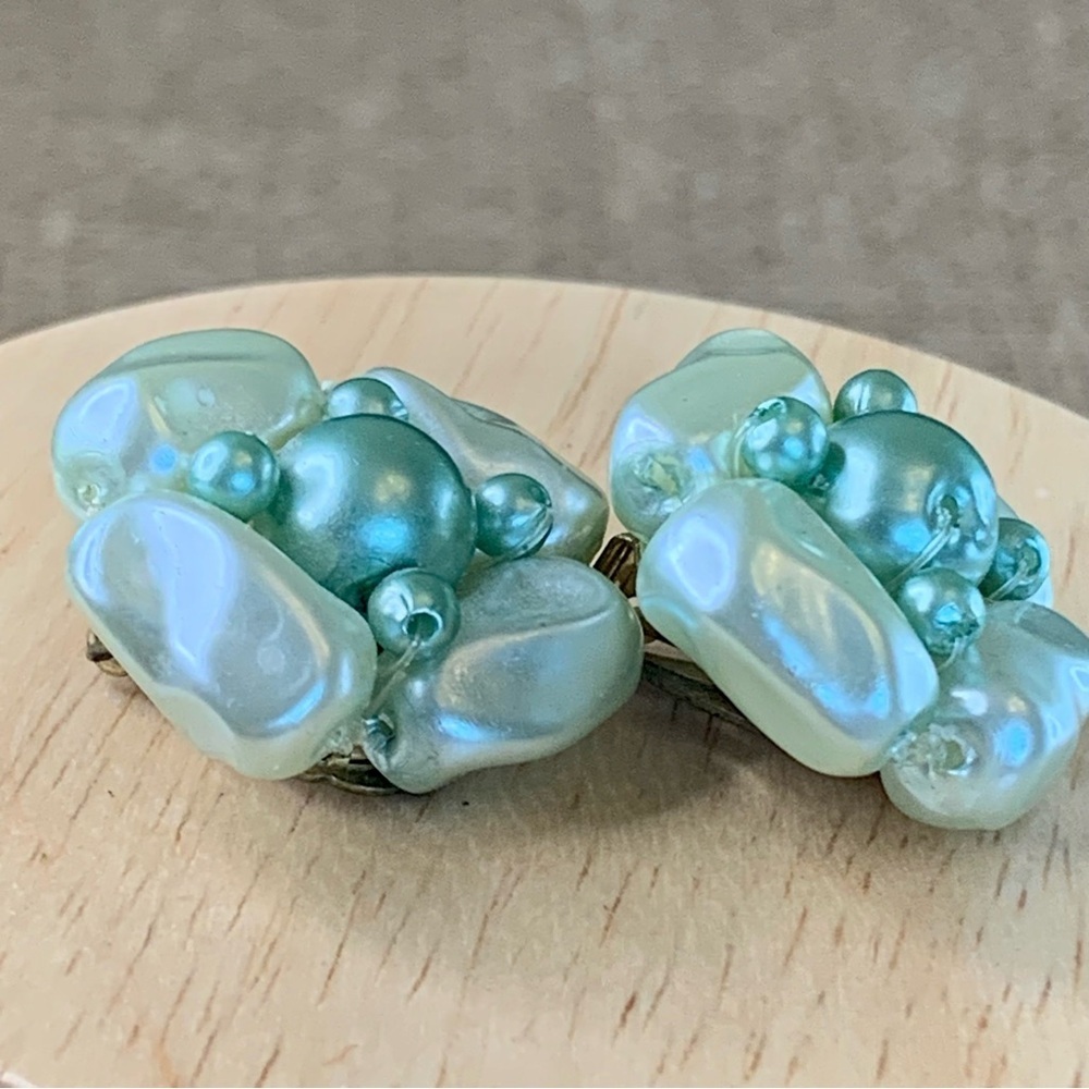 VTG Faux Pearl Cluster Flower Beaded Clip On Earrings Mint Green Hong Kong 1" - Picture 3 of 12